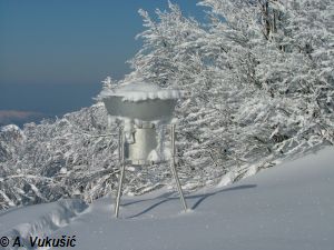 Snijegom prekriven meteorološki krug na Zavižanu, © A. Vukušić